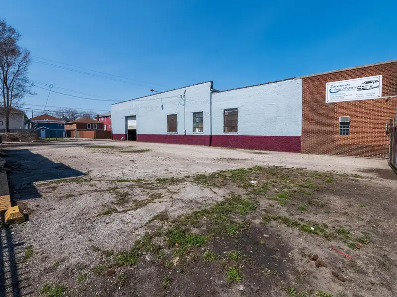 Mixed-use Property with 1-bedroom Apartment in Well-maintained Building