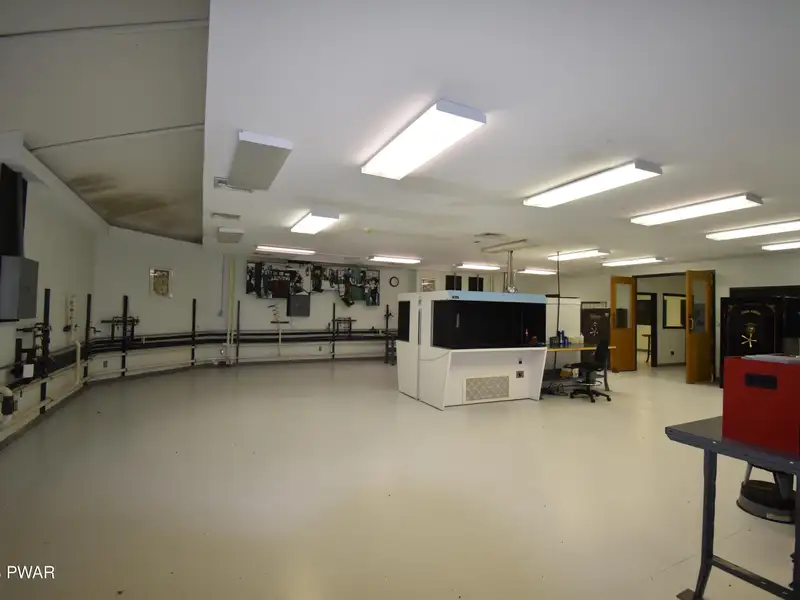 3000 Sq Ft Commercial Building for Lease Near Town with Flexible Space Options