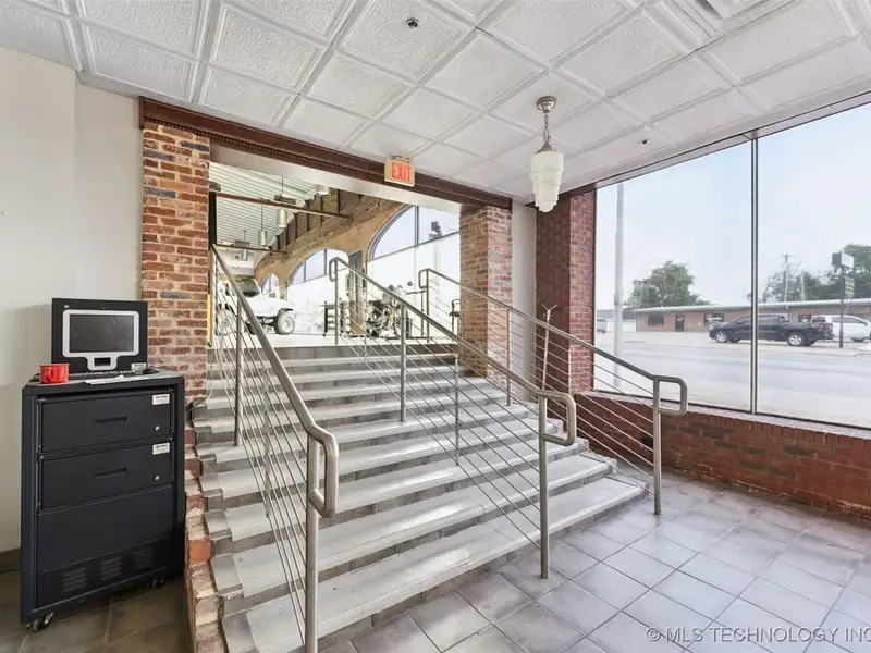 Historic Multi-use Building on Main Street, Bristol - Route 66 Landmark with Renovations