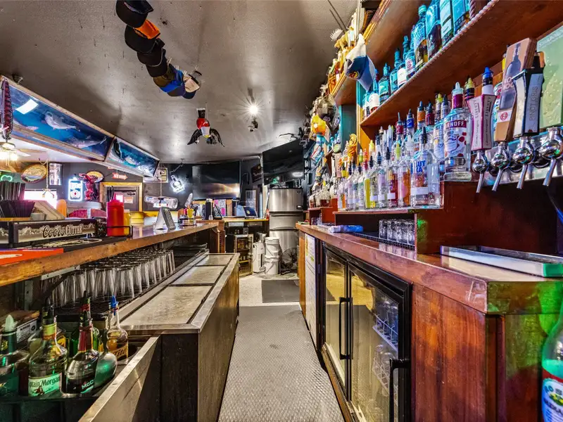 Historic Del's Bar & Grill: Profitable Lakeside Business in Somers, Mt with Liquor License