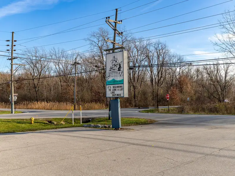 Renovated Commercial Building with Land for Sale in Central Location, Ideal for Restaurant
