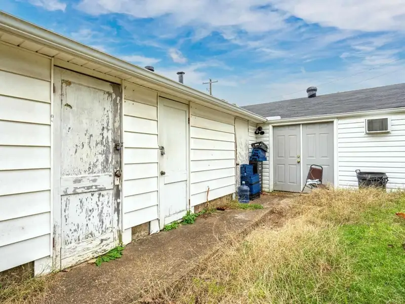 Commercial Property with 2 Buildings and Highway Frontage in Magnet Cove