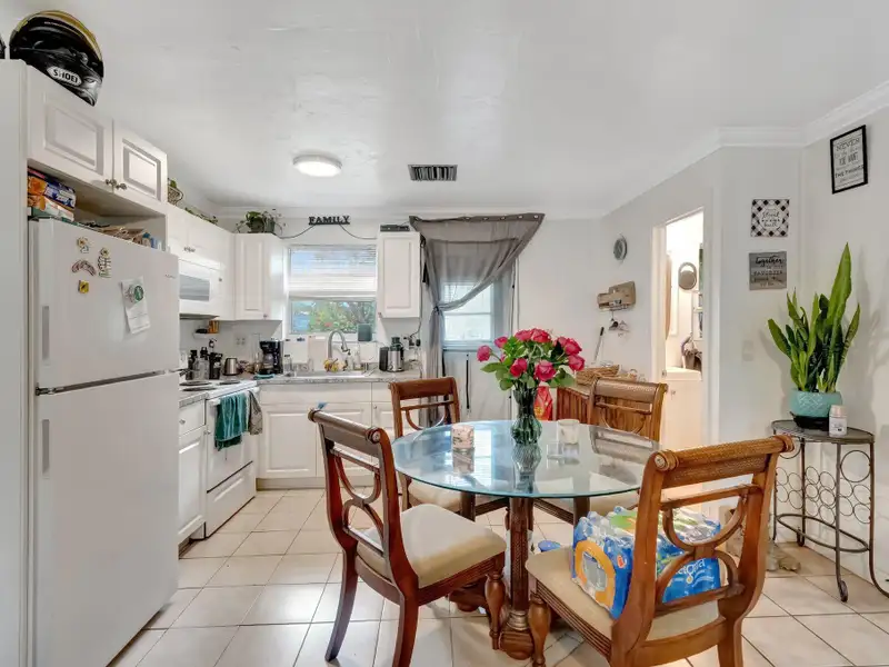 Well-maintained 6-unit Multifamily Property in South Florida with Value-add Potential