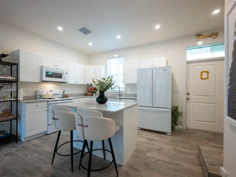 Mixed-use Compound with Residential and Commercial Units in Key West, Built 2021
