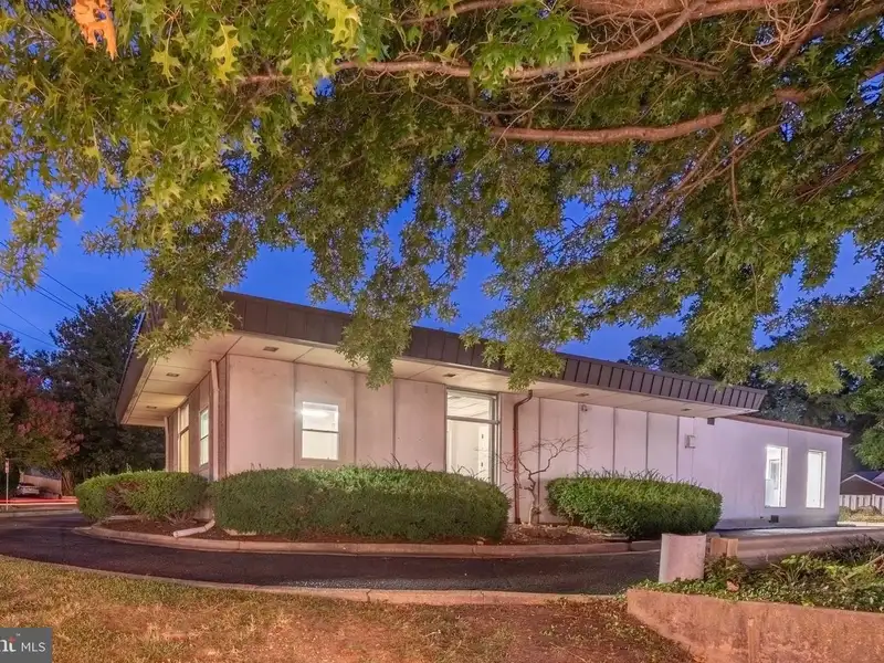 Versatile Commercial Property in Northwood Park, Ideal for Offices, Retail, or Light Industrial