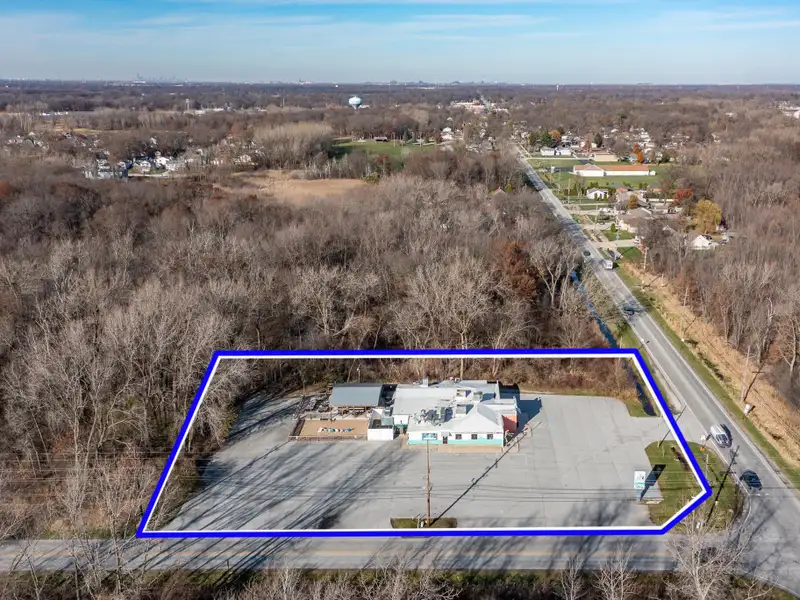 Renovated Commercial Building with Land for Sale in Central Location, Ideal for Restaurant