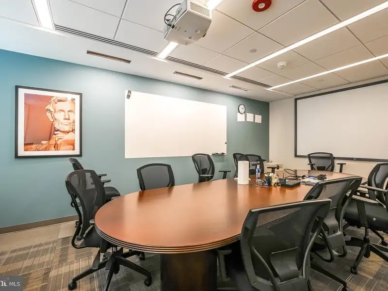 Secure Commercial Office Space in West Metro Plaza - 3101 Sq Ft, Icd 705 Compliant