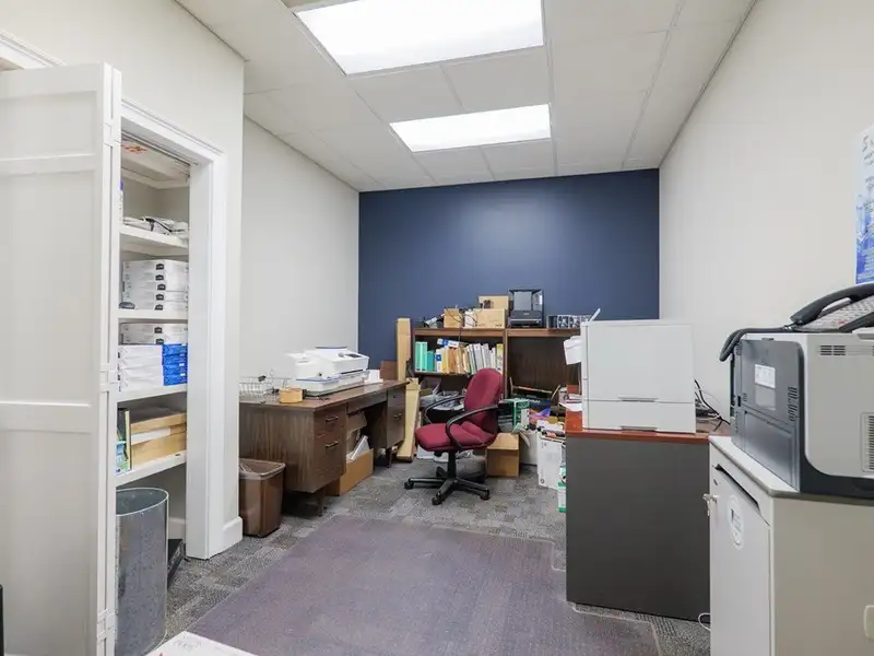 Executive Office Building in Loch Winn Business Park, Valdosta - Renovated with Ample Space