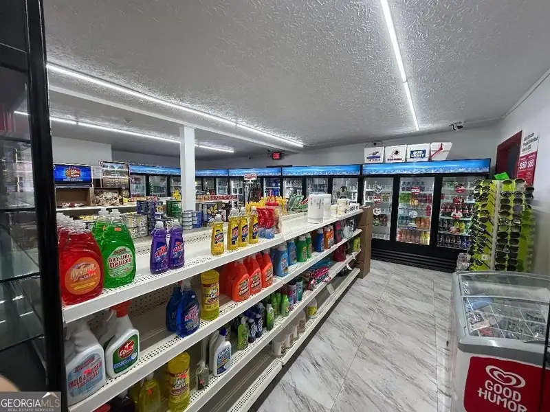 Convenience Store with Beer License in Central Rome, Recently Renovated