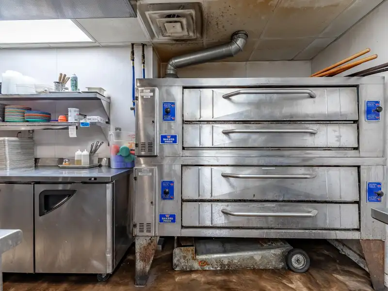 Renovated Commercial Building with Land for Sale in Central Location, Ideal for Restaurant