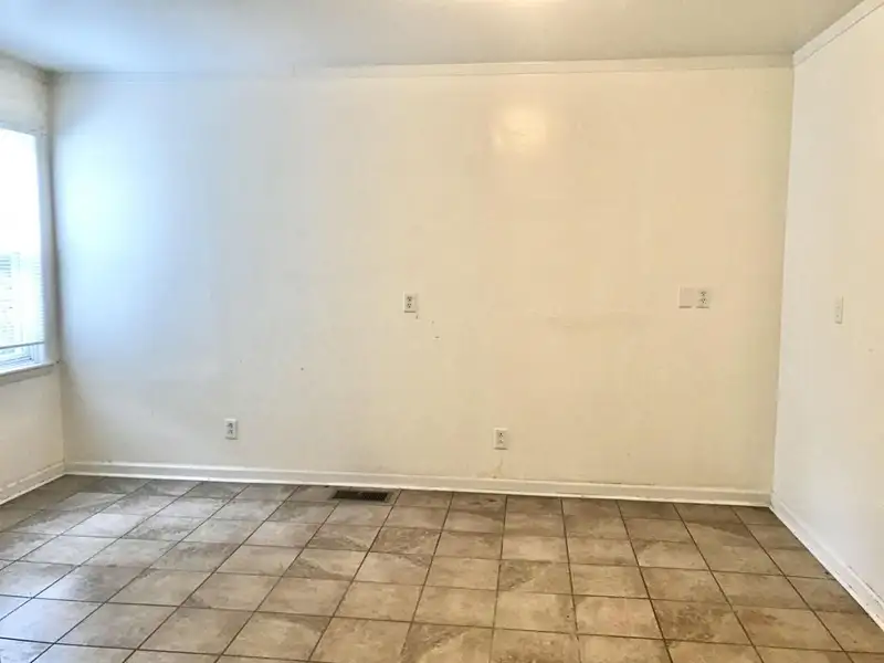 15-bedroom Building with 6.5 Baths Near Huntingdon and Jackson, Potential for Re-zoning
