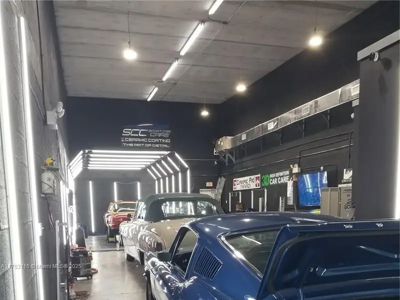 Established Auto Detailing Business with Expansion Potential in High Traffic Location