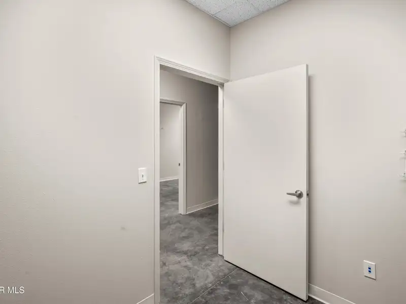 2,750 Sq Ft Office Space for Rent in Established Shopping Center Near Montwood and Yarbrough
