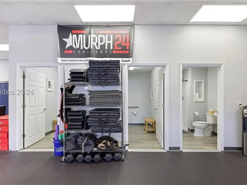 5,000 Sq Ft Retail Sublease in Port Royal Plaza with High Visibility