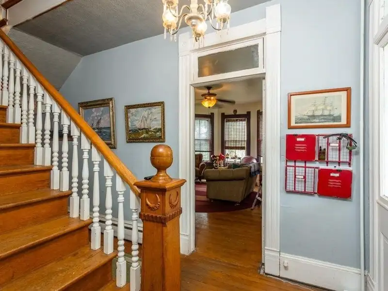 Victorian Office Space with Ada Compliance in Quaint Broadway, Ideal for Airbnb Potential