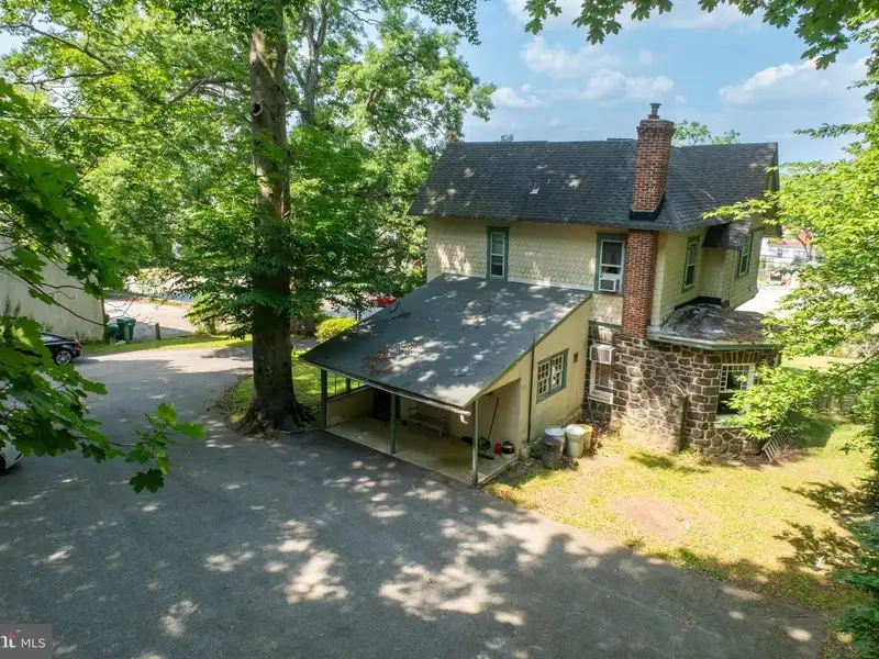 Mixed-use Property in Wayne, Pa: Salon with 1-bedroom Apartment Above