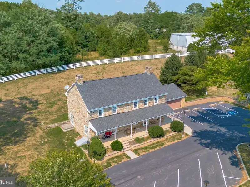 Multi-building Investment on 7 Acres: Barn, Farmhouse, and Warehouse with Rental Income