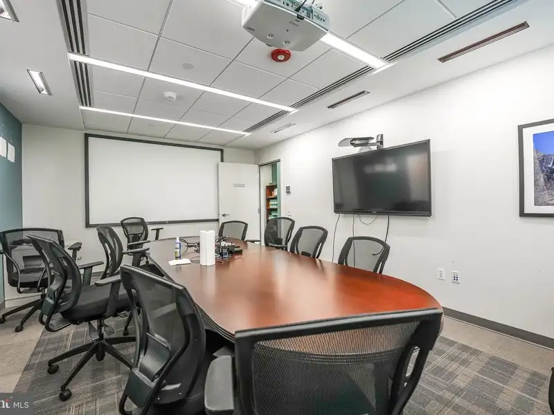 Secure Commercial Office Space in West Metro Plaza - 3101 Sq Ft, Icd 705 Compliant