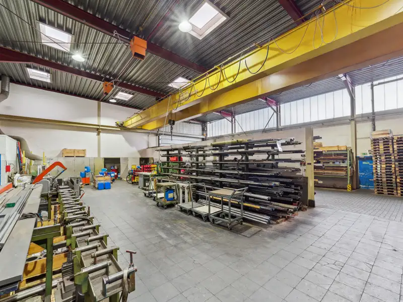 Spacious Industrial Hall for Sale on 4691 M² Leasehold Plot with Renovation Potential