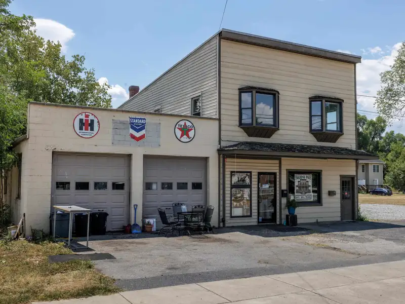 Mixed-use Property in Elkton: Antique Store with 3-bedroom Apartment and Ample Parking