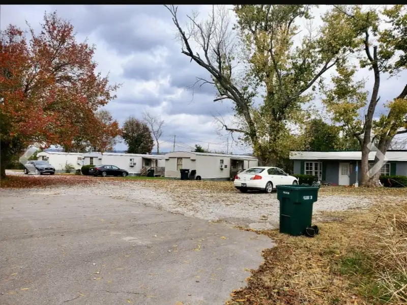 Multi-unit Investment Opportunity on Paulk Lane with Established Tenants and Cash Flow