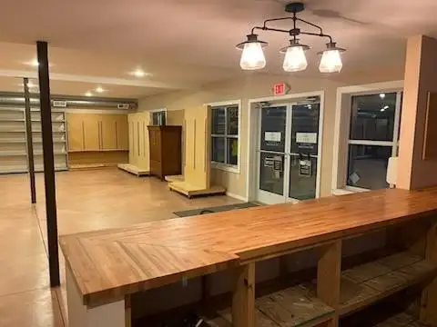 Commercial Retail and Drive-thru Warehouse Space in Prime Location, 10,000+ Sqft Total