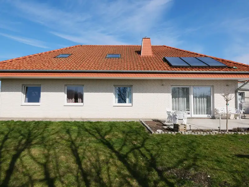 Versatile Residential and Commercial Property in Bad Lippspringe with Garden and Parking