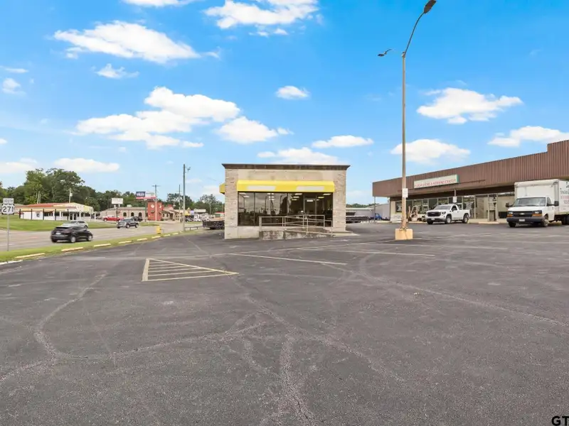 High-traffic Commercial Building in Downtown Pittsburg, Tx - 1,500 Sf