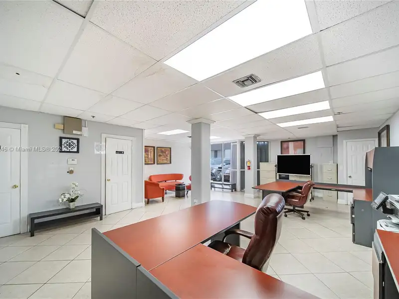 Commercial Property in Doral - Prime Location Near Miami International Airport and Amenities