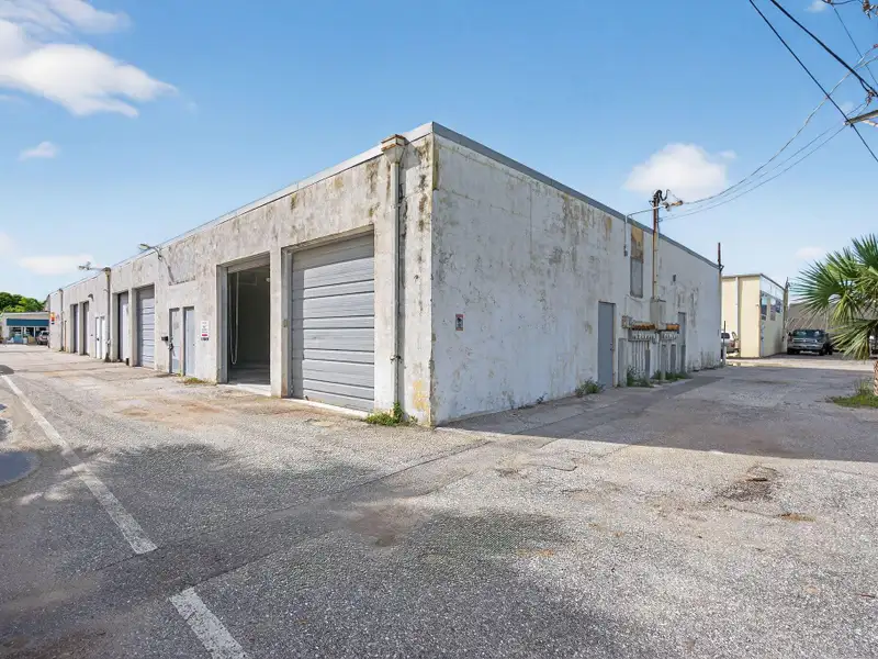 Versatile 2,700 Sf Flex/industrial Condo Units in Jupiter's Industrial Corridor