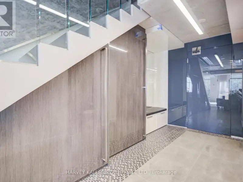 Executive Urban Townhome in King West with Private Entrance and Premium Amenities