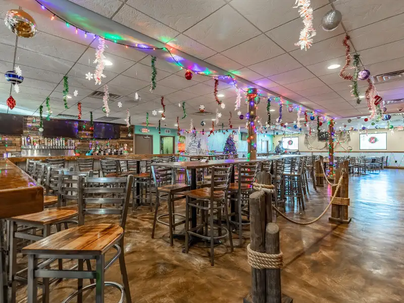 Renovated Commercial Building with Land for Sale in Central Location, Ideal for Restaurant