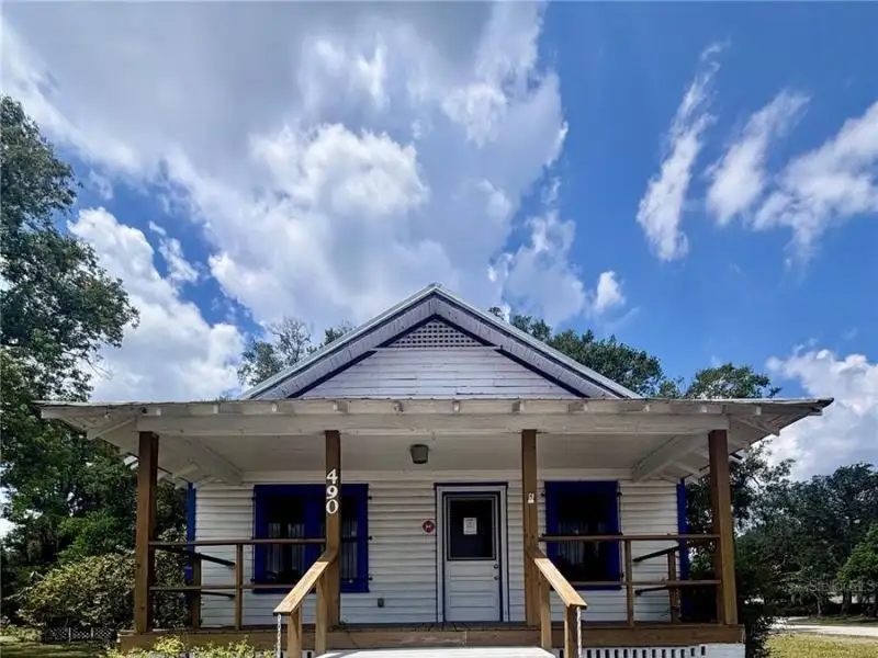 Prime Commercial Space for Lease in High-traffic Location with Ample Parking