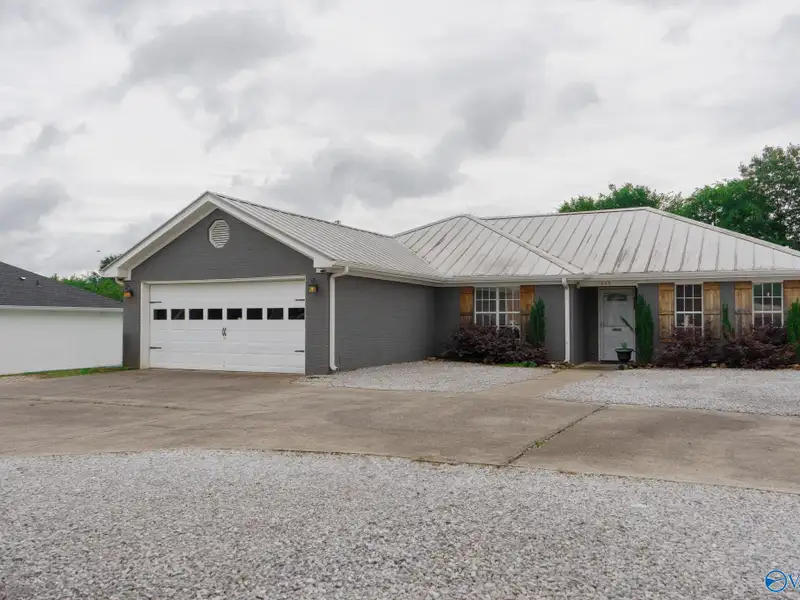 Gross Lease Commercial Property with Maintenance Included, Ideal for Business Operations