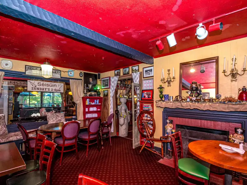Irish Pub and Restaurant with Mountain Views on 1.64 Acres in North Conway