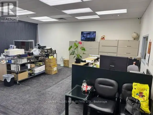 Spacious Commercial/industrial Unit in Beaver Creek Business Park with Versatile Layout