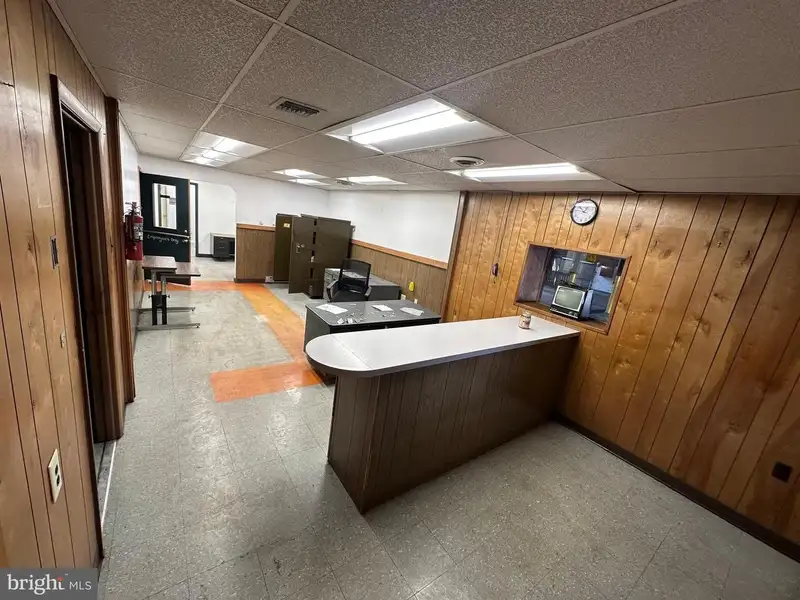 Industrial Building with 6 Bay Truck Repair Facility on 1.47 Acres Near Downtown