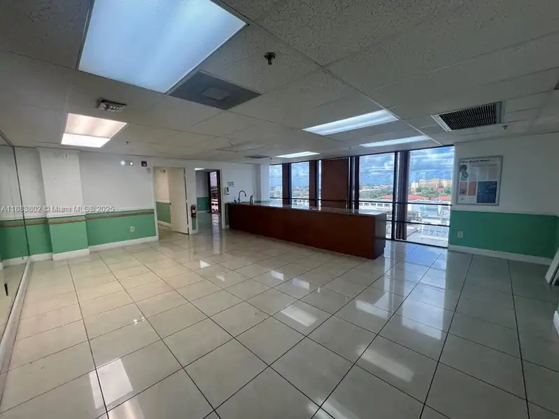 Spacious Corner Medical Office Unit in Central Hialeah – 2,552 Sq Ft