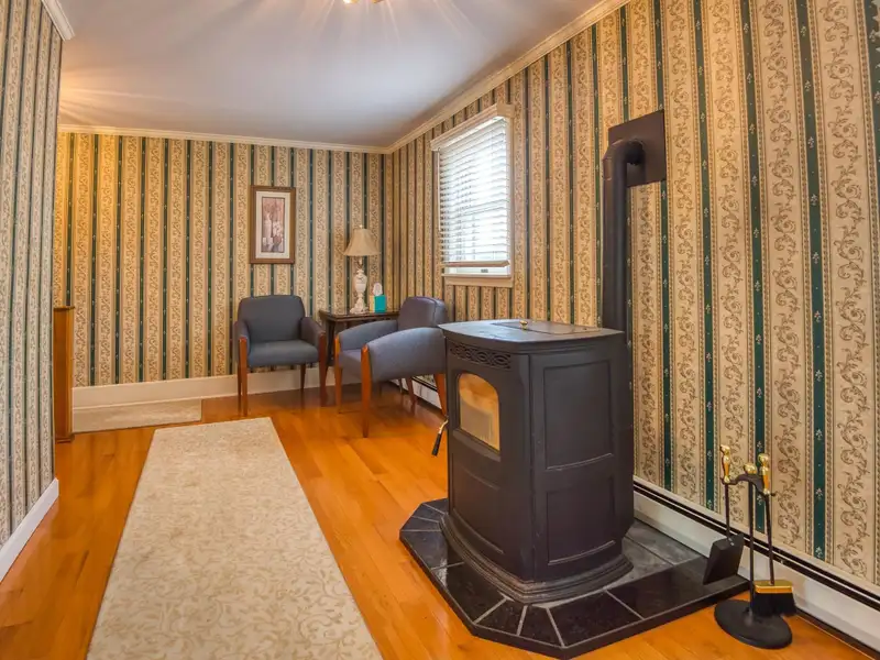 Fully Renovated Inn with 13 Guest Rooms on 5.52 Acres in White Mountains, Nh