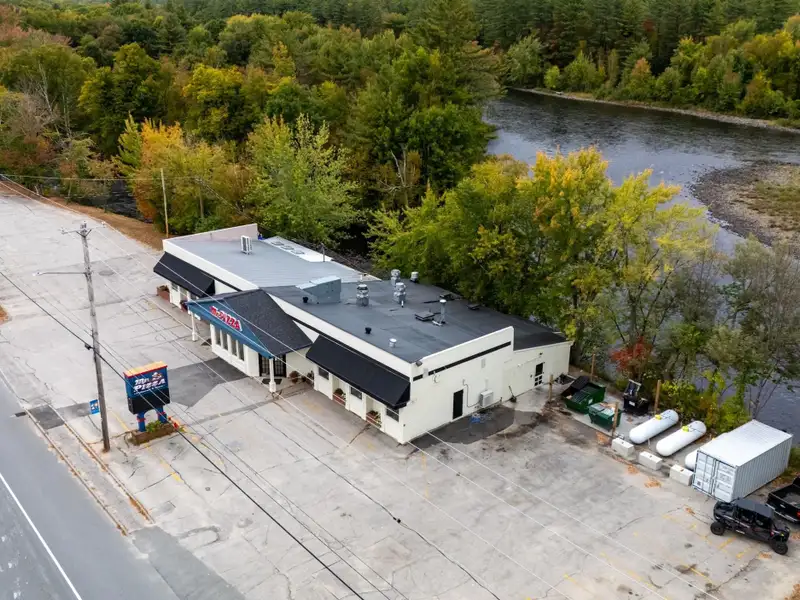 Newly Renovated Pizza and Italian Restaurant on Busy Highway with River Views