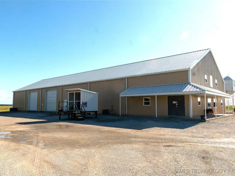Turnkey Business Opportunity with 20-acre Site in High-traffic Location