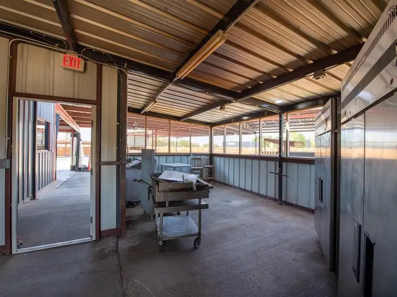Prime Restaurant/bar on 1.24 Acres with Ample Parking and Outdoor Dining