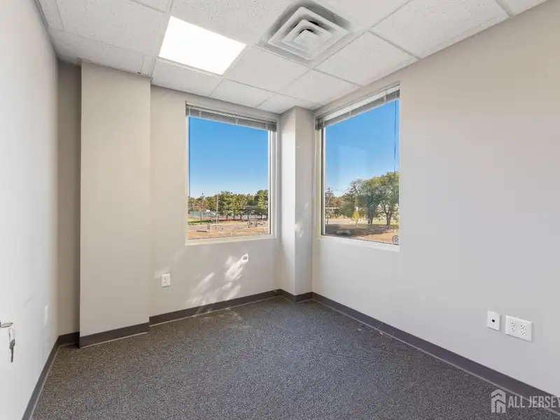 Prime 3,900 Sf Office Space for Lease in Middlesex County's Professional Complex