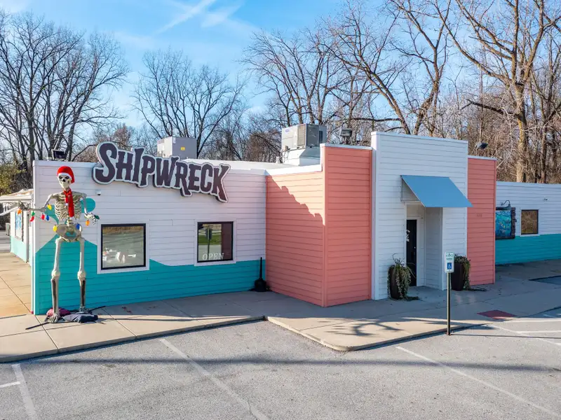 Renovated Commercial Building with Land for Sale in Central Location, Ideal for Restaurant