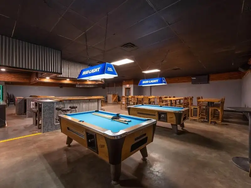 Restaurant/bar for Sale or Lease on 1.24 Acres with Prime Frontage and Ample Parking