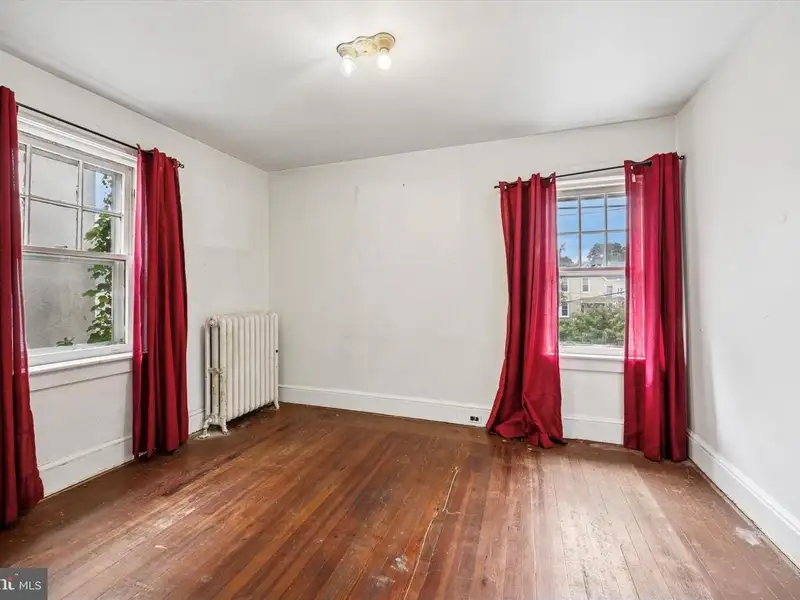 Versatile Commercial/residential Property in Clifton Heights with High Ceilings and Hardwood Floors