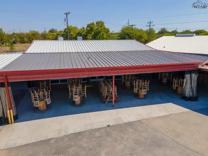 Restaurant/bar for Sale or Lease on 1.24 Acres with Prime Frontage and Ample Parking