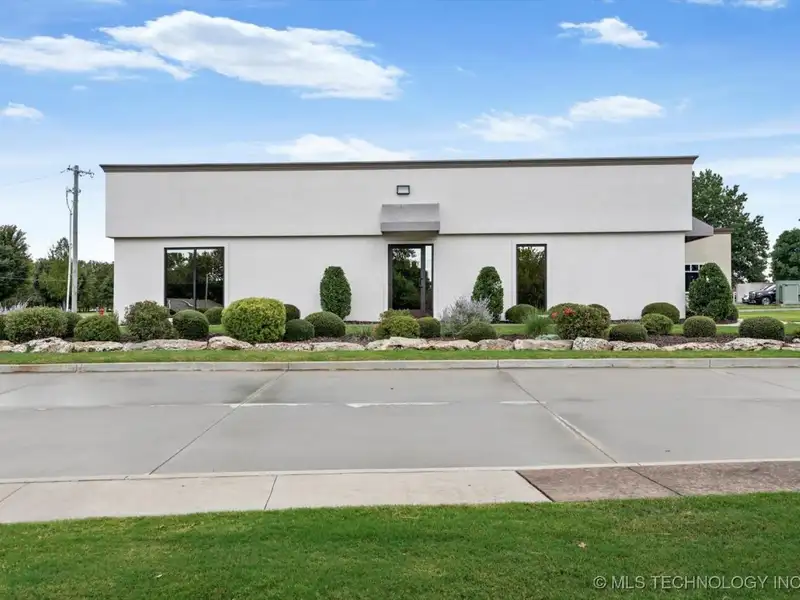 Commercial Office Building for Sale or Lease in Broken Arrow Business Corridor