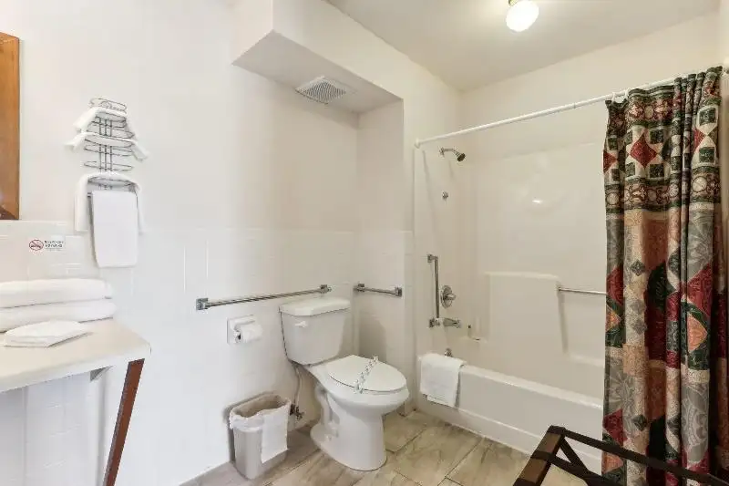 Historic Inn with Guest Suites and Motel Units in Wisconsin Dells