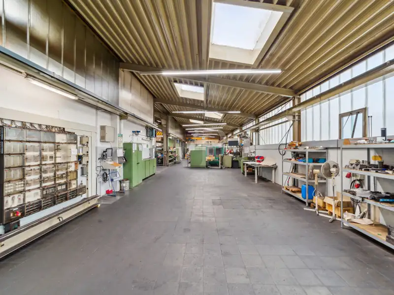 Spacious Industrial Hall for Sale on 4691 M² Leasehold Plot with Renovation Potential